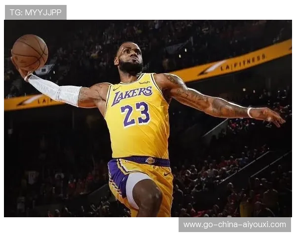 湖人詹姆斯转换推进直杀篮下完成2加1，展现王者风采