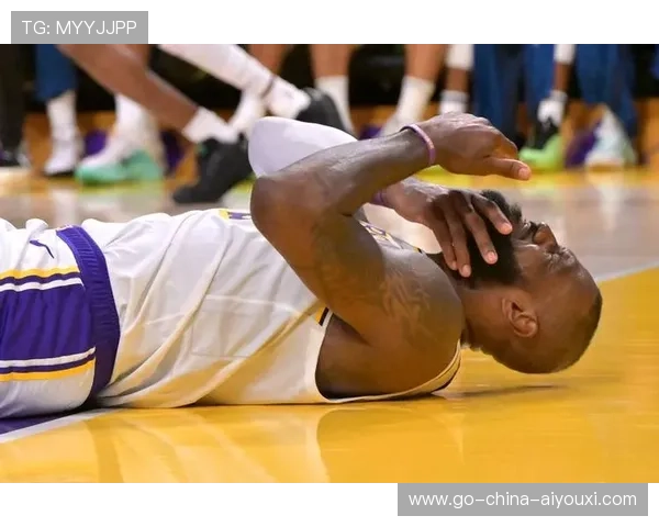 NBA后卫绕过人群抛投命中：精彩瞬间点燃全场激情