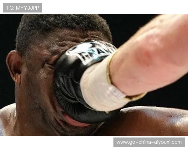 拳击重拳命中瞬间震动全场——力与速度的极致交汇