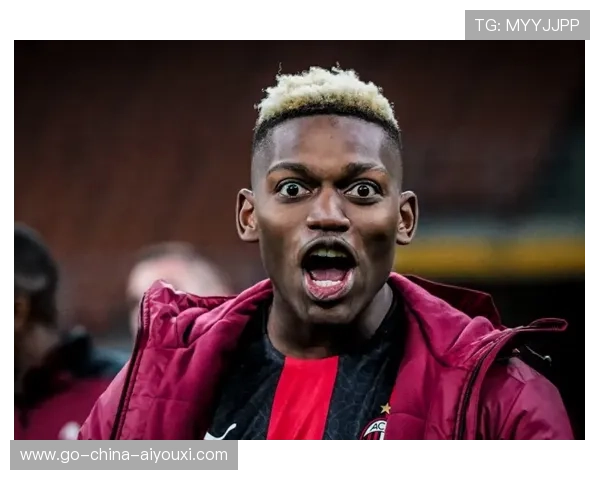 拉斐尔·莱奥禁区内晃动后挑传远端，卡拉布里亚头球